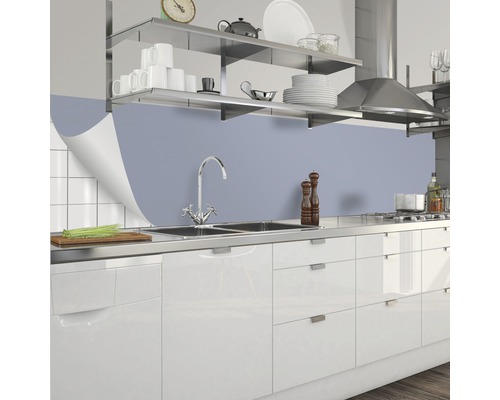 Scène de cuisine avec évier, robinet et crédence de cuisine