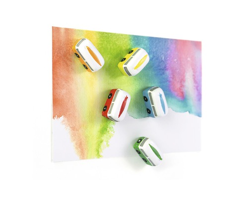 Aimants décoratifs en forme de bus sur une carte