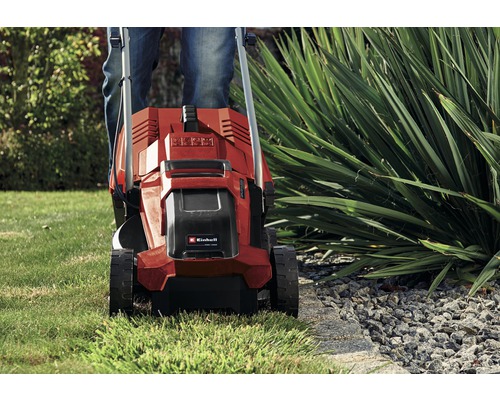 Une tondeuse à gazon en cours d''utilisation sur une pelouse.