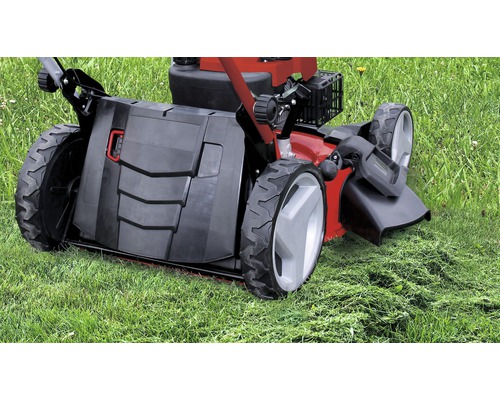 Rasenmäher im Einsatz auf einer Rasenfläche