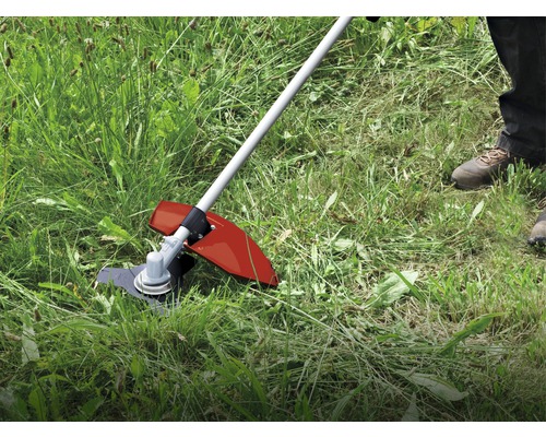 Rasentrimmer im Einsatz auf Rasenfläche