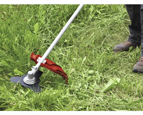 Rasentrimmer mit Messer im Einsatz