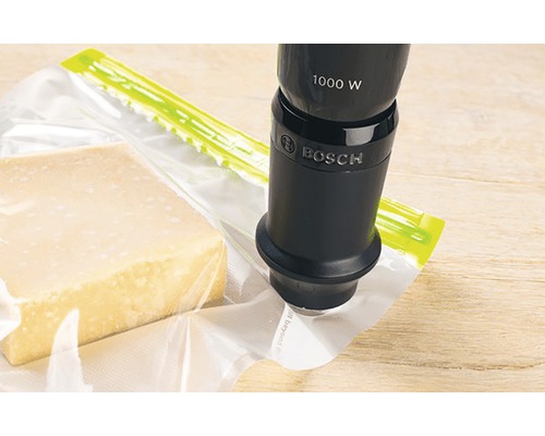 Logo Bosch. Appareil de mise sous vide aspirant l''air d''un sac contenant un morceau de fromage.