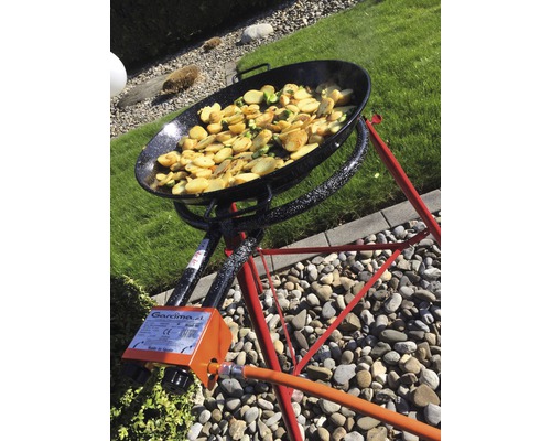 Paella Pfanne auf Gasbrenner im Garten mit Kartoffeln und Gemüse