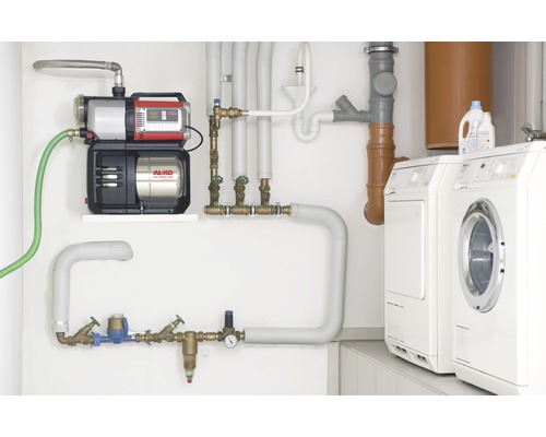Système d''alimentation en eau domestique avec tuyaux et machine à laver dans une pièce lumineuse