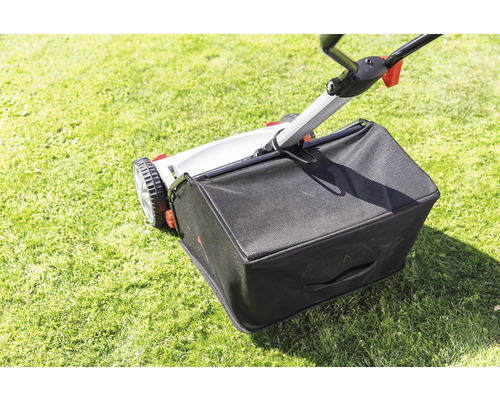 Tondeuse hélicoïdale avec bac de ramassage sur pelouse