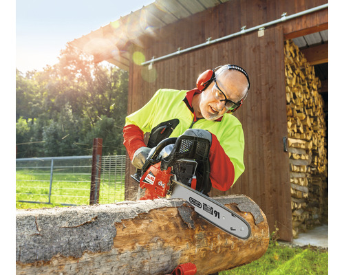 Mann sägt Holz mit einer AL-KO Motorsäge im Freien