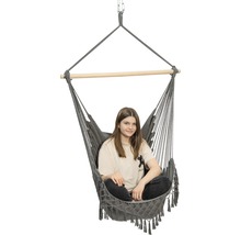 Fauteuil suspendu gris avec barre en bois et personne assise