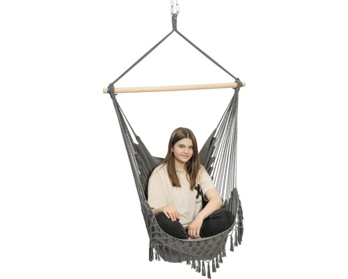 Grauer Hängesessel mit Holzstab und sitzender Person