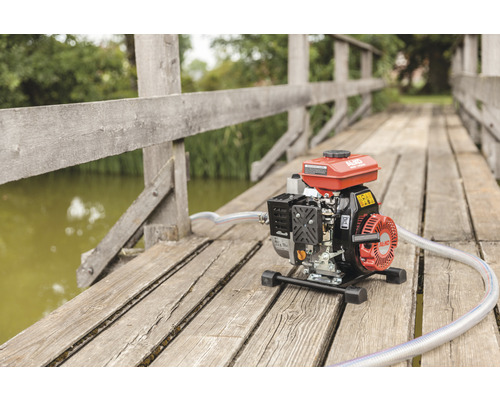 Pompe à eau à essence Alko sur un pont en bois