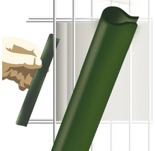 Illustration d''une main fixant un tapis de protection visuelle tubulaire vert à une clôture