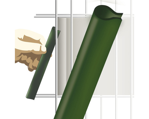 Illustration d''une main fixant un tapis de protection visuelle tubulaire vert à une clôture