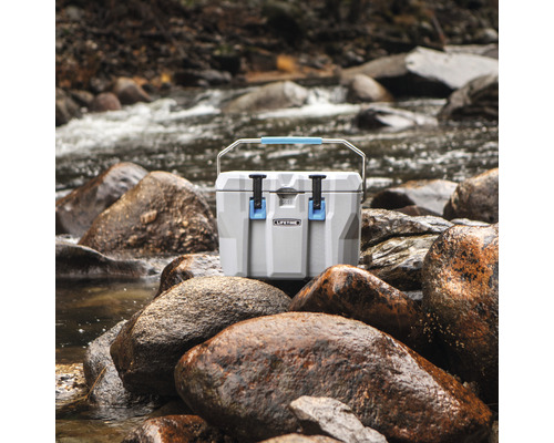 Kühlbox auf Steinen in der Nähe eines Flusses