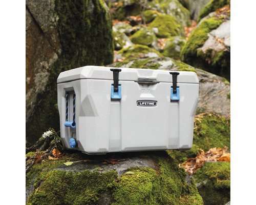 Graue Kühlbox mit Tragegriffen und Verschlüssen im Aussenbereich