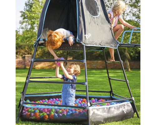 Des enfants jouent sur un portique d''escalade avec piscine à balles dans le jardin.