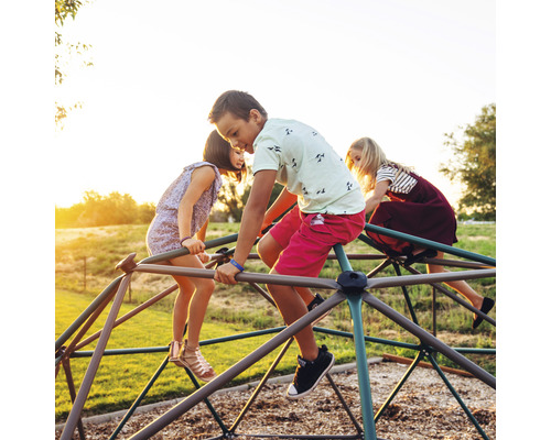 Des enfants jouent sur une structure d''escalade à l''extérieur.