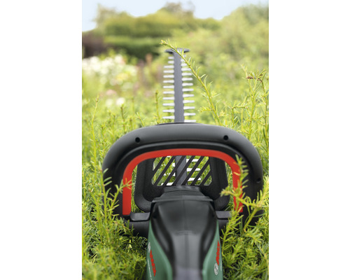 Taille-haie dans l''herbe