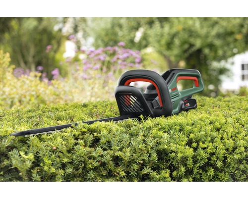 Bosch Akku Heckenschere auf einer Hecke