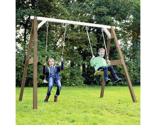 Doppelschaukel aus Holz mit zwei Kindern im Garten