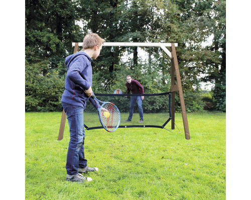Zwei Personen spielen Tennis mit einem Netz auf einer Wiese.