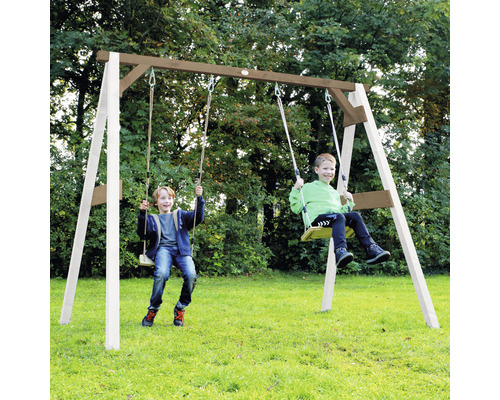 Balancelle double en bois avec deux enfants dans le jardin