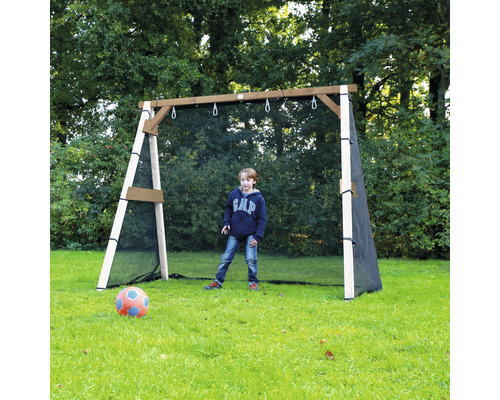 But de foot en bois avec enfant et ballon de foot sur une pelouse