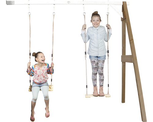 Portique à balançoires avec deux enfants sur des balançoires en bois