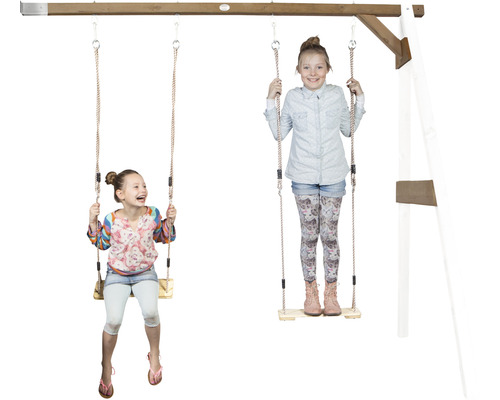 Balançoire en bois avec deux enfants dans le jardin