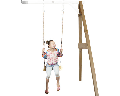 Fille se balançant sur une balançoire en bois avec des cordes et un cadre en bois