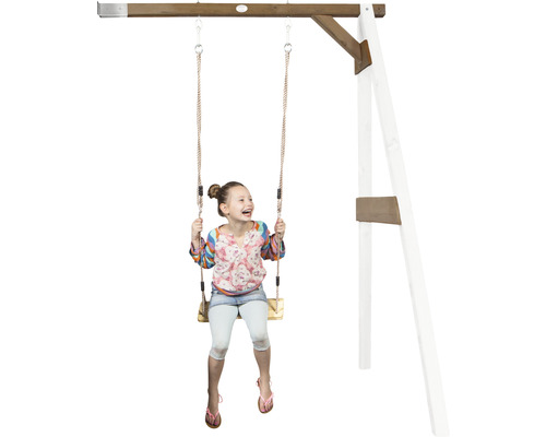 Fille se balançant sur une balançoire en bois