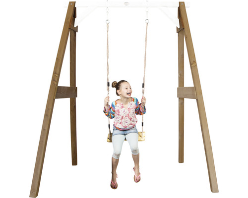 Enfant se balançant sur une balançoire en bois avec cadre en bois