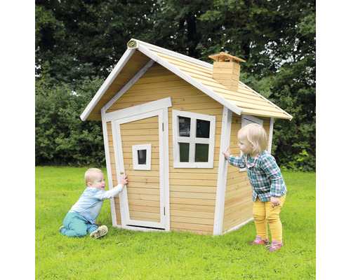 Hölzernes Spielhaus mit zwei Kindern im Garten