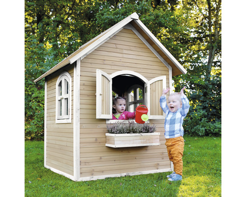 Maison de jeu en bois avec des enfants dans le jardin