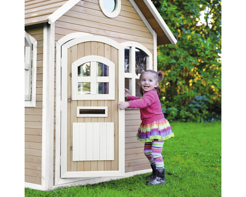 Maisonnette en bois avec porte et fenêtres dans le jardin avec enfant