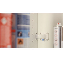 Kindersicherung an einem Schrank mit Reinigungsmitteln