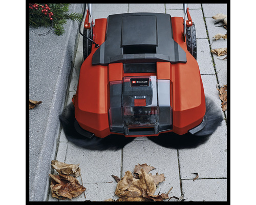 Balayeuse à batterie Einhell nettoyant des pavés avec des feuilles