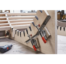 Holzkonstruktion mit Spannvorrichtung, Akkuschrauber und Schrauben.