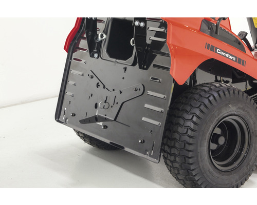 Detailansicht einer Schneefräse mit Reifen