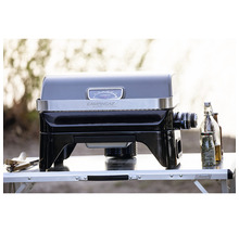 Campfire Grillgerät auf einem Tisch mit Grillzange und Gewürzgläsern