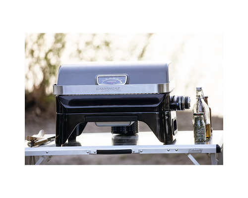 Campfire Grillgerät auf einem Tisch mit Grillzange und Gewürzgläsern