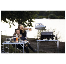 Paar macht ein Selfie während eines Barbecues mit einem Tischgrill im Freien