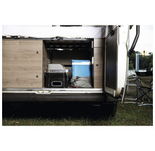 Heckgarage eines Campingbusses mit Grill, Kühlbox und Campingausrüstung