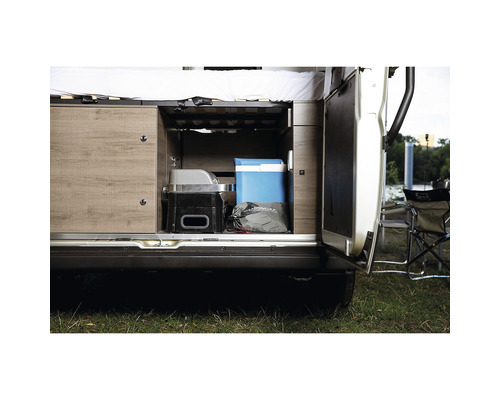 Heckgarage eines Campingbusses mit Grill, Kühlbox und Campingausrüstung