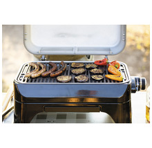 Grill mit Würstchen, Auberginen und Paprika.