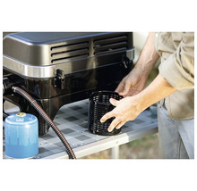 Grillszene mit Grill, Gaskartusche und Grillkorb