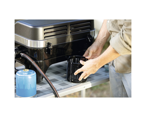 Grillszene mit Grill, Gaskartusche und Grillkorb