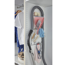 Reinigungszubehör und Staubsauger im Schrank verstaut