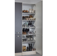 Armoire à chaussures ouverte avec plusieurs paires de chaussures