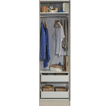 Offener Kleiderschrank mit Kleidung, Aufbewahrungsboxen und Regalböden für verschiedene Gegenstände