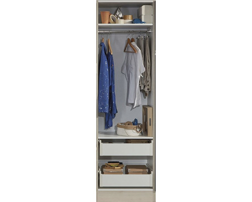 Offener Kleiderschrank mit Kleidung, Aufbewahrungsboxen und Regalböden für verschiedene Gegenstände